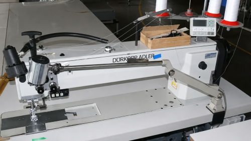 Industrienahmaschine in Langarmausfuhrung